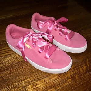 New pink Pumas (price is firm)